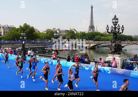 Atleti durante il Triathlon individuale maschile al Pont Alexandre III nella quinta giornata dei Giochi Olimpici di Parigi 2024 in Francia. Data foto: Mercoledì 31 luglio 2024. Foto Stock