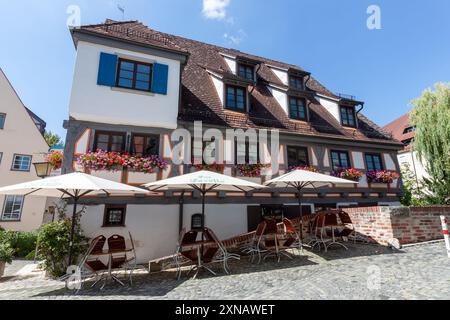 ULM, GERMANIA - 28 LUGLIO 2024: Case pittoresche nel quartiere dei pescatori di Ulm Foto Stock