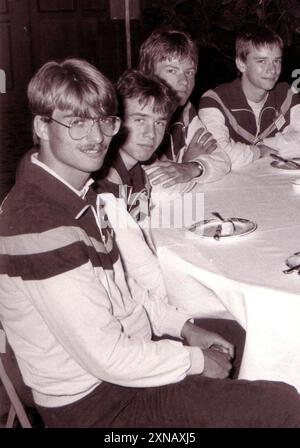 Zusammen mit seinen Mannschaftskameraden des tu Ergenzingen sitzt der heutige Trainer vom Fußball-Bundesligisten Borussia Dortmund Jürgen Klopp (l) nach einem A-Jugend-Turnier 1985 nell'einem Hamburger Hotel. Der 43-Jährige, geboren a Stoccarda und aufgewachsen a Glatten im Schwarzwald, spielte als A-Jugendlicher und auch ein halbes Jahr als Aktiver unter Baur beim tu Ergenzingen. Foto: Privat dpa/lhe/lsw (zu dpa-Korr 'Klopps Anfänge: «Seit zehn Minuten Trainer»' vom 20.04.2011, nur schwarzweiß) ++ Foto Stock