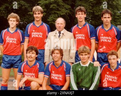 L'hinten collega neben Uwe Seeler (M) steht der heutige Trainer vom Fußball-Bundesligisten Borussia Dortmund Jürgen Klopp mit der Mannschaft des TUs Ergenzingen nach einem A-Jugend-Turnier 1985 ad Amburgo. Der 43-Jährige, geboren a Stoccarda und aufgewachsen a Glatten im Schwarzwald, spielte als A-Jugendlicher und auch ein halbes Jahr als Aktiver unter Baur beim tu Ergenzingen. Foto: Privat dpa/lhe/lsw (zu dpa-Korr 'Klopps Anfänge: «Seit zehn Minuten Trainer»' vom 20.04.2011) ++ Foto Stock