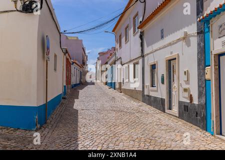 Ericeira, Portogallo: 13 aprile 2024: Via vuota in un villaggio costiero di Ericeira, vicino a Lisbona, Portogallo. Foto Stock