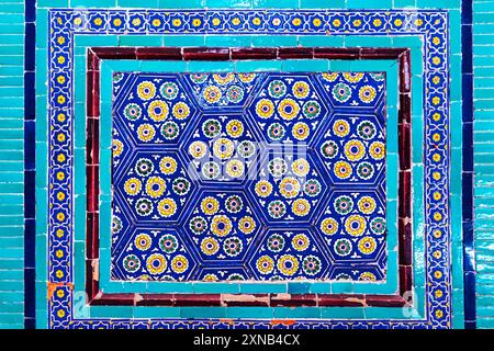 Tradizionale motivo uzbeko su piastrelle in ceramica. Frammento dell'arredamento del complesso Shahi-Zinda. Foto Stock