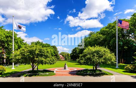 Boston, Massachusetts, USA - 24 giugno 2024: Vista dalla Baker Library attraverso il campus della Harvard Business School (HBS) verso il fiume Charles. Foto Stock