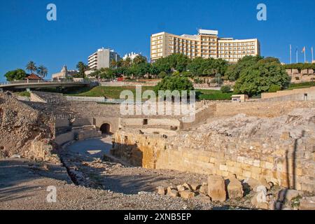 Rovine dell'anfiteatro romano di Tarragona ai piedi della città medievale, costruito nel II secolo e con 14.000 posti a sedere. Foto Stock