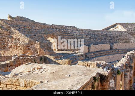 Rovine dell'anfiteatro romano di Tarragona ai piedi della città medievale, costruito nel II secolo e con 14.000 posti a sedere. Foto Stock