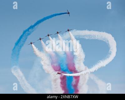 Fairford, Regno Unito, 16 luglio 2022: RAF Red Arrows mostra aicraft con fumo acceso, volando in formazione all'airshow Foto Stock