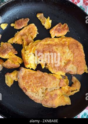 Primo piano di uova strapazzate in una padella, raffigurante un pasto fatto in casa Foto Stock