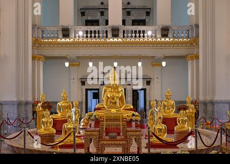 Santuario di loto a Wat Sothon Wararam Worawihan con la sua immagine molto venerata di Buddha, Phra Phutthasothon o Luang Pho Sothon, in posa di meditazione, Chachoeng Foto Stock