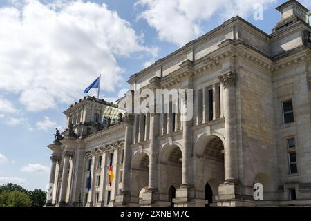 Foto dettagliata del Reichstag di Berlino contro un cielo blu con nuvole bianche Foto Stock