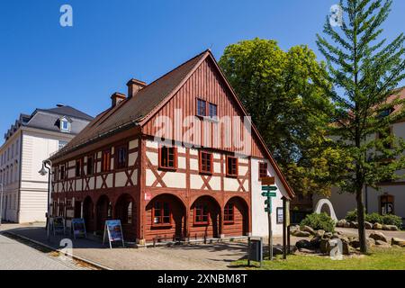 Niesky Das Raschkehaus Zinzendorfplatz 8 ist ein Umgebindehaus im Stadtzentrum von Niesky im Landkreis Görlitz in der sächsischen Oberlausitz. DAS 1742 als Wohnhaus des Ortsvorstehers errichtete Gebäude ist das älteste erhaltene Gebäude Nieskys und steht unter Denkmalschutz. Heute werden die Räumlichkeiten durch das Stadtmuseum genutzt. Niesky Sachsen Deutschland **** Niesky il Raschkehaus Zinzendorfplatz 8 è una casa per metà in legno nel centro della città di Niesky nel distretto di Görlitz in Sassonia alta Lusazia l'edificio, che è stato eretto nel 1742 come residenza del capo del villaggio Foto Stock