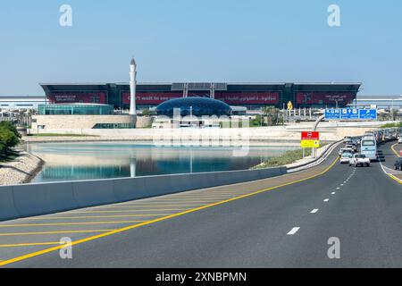 Vista esterna del complesso del terminal passeggeri dell'Aeroporto Internazionale di Hamad Foto Stock