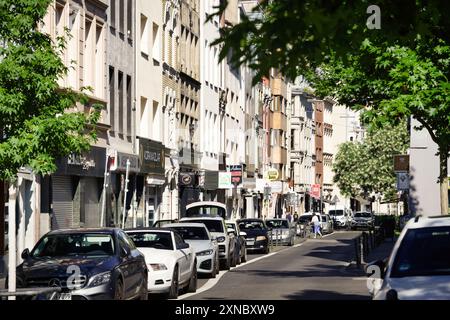 Colonia, Germania luglio 29 2024: Vista della weidengasse con il suo fascino orientale nella città vecchia di colonia in una giornata di sole Foto Stock