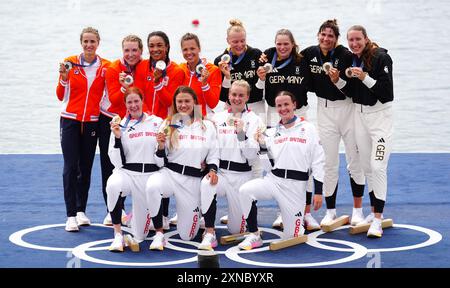 Medaglie d'oro Lauren Henry, Hannah Scott, Lola Anderson e Georgina Brayshaw di Gran Bretagna (centro) medaglie d'argento Laila Youssifou, Bente Paulis, Roos de Jong e Tessa Dullemans dei Paesi Bassi (sinistra) e medaglie di bronzo Maren Voelz, Tabea Shendekehl, Leonie Menzel e Pia Greiten della Germania (a destra) dopo la Quadruplice Sculls finale femminile allo Stadio Nautico Vaires-sur-Marne nella quinta giornata dei Giochi Olimpici di Parigi 2024 in Francia. Data foto: Mercoledì 31 luglio 2024. Foto Stock