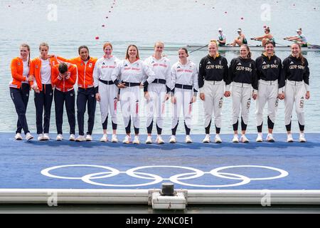 PARIGI, FRANCIA - LUGLIO 31: Lauren Enrico di Gran Bretagna, Hannah Scott di Gran Bretagna, Lola Anderson di Gran Bretagna, Georgina Brayshaw di Gran Bretagna vincitrice della medaglia d'oro, Laila Youssifou dei Paesi Bassi, Bente Paulis dei Paesi Bassi, Roos de Jong dei Paesi Bassi, Tessa Dullemans dei Paesi Bassi, vincitrice della medaglia d'argento, Maren Voelz della Germania, Tabea Schendekehl della Germania, Leonie Menzel della Germania, Pia Greiten della Germania, vincitrice della medaglia Brons durante la cerimonia della medaglia dopo aver partecipato alla cerimonia della medaglia finale delle Quadruple Sculls femminili durante il giorno 5 di canottaggio - Olympi Foto Stock