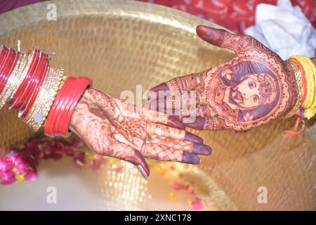 Coppia di nozze Nice Hands, sposo indù e mani della sposa durante la cerimonia di matrimonio, la cerimonia dell'eclissi d'acqua Foto Stock