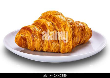 Croisant appena sfornato in un piatto di ceramica bianca isolato su sfondo bianco con percorso di ritaglio. Foto Stock