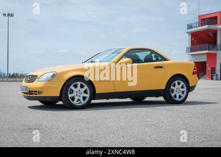 Los Arcos, Spagna - 25 maggio 2024: Mercedes-Benz Classe SLK (R170), prima generazione (1996-2004) Foto Stock