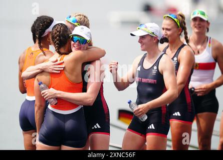 Lauren Henry, Hannah Scott, Lola Anderson, Georgina Brayshaw con i membri della squadra olandese dopo la finale femminile delle Sculls allo Stadio Nautico Vaires-sur-Marne il quinto giorno dei Giochi Olimpici di Parigi 2024 in Francia. Data foto: Mercoledì 31 luglio 2024. Foto Stock