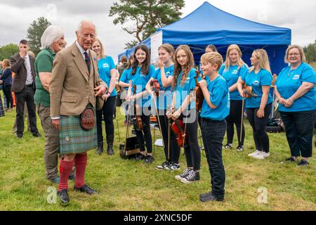 Re Carlo III incontra i membri del Feis Air un gruppo musicale della comunità Oir durante la sua visita al Forsinard Flows Visitor Centre di Forsinard, Highland, che è stato recentemente riconosciuto Patrimonio dell'Umanità, per incontrare il personale della Flow Country Partnership, i residenti locali, le famiglie e i giovani. Data foto: Mercoledì 31 luglio 2024. Foto Stock