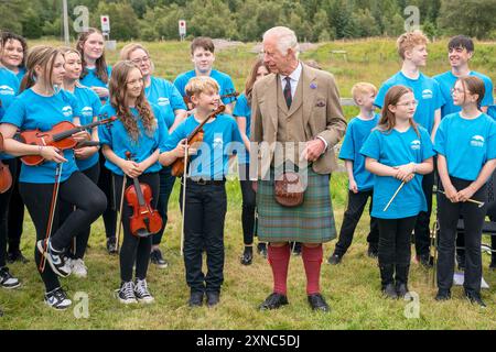 Re Carlo III incontra i membri del Feis Air un gruppo musicale della comunità Oir durante la sua visita al Forsinard Flows Visitor Centre di Forsinard, Highland, che è stato recentemente riconosciuto Patrimonio dell'Umanità, per incontrare il personale della Flow Country Partnership, i residenti locali, le famiglie e i giovani. Data foto: Mercoledì 31 luglio 2024. Foto Stock