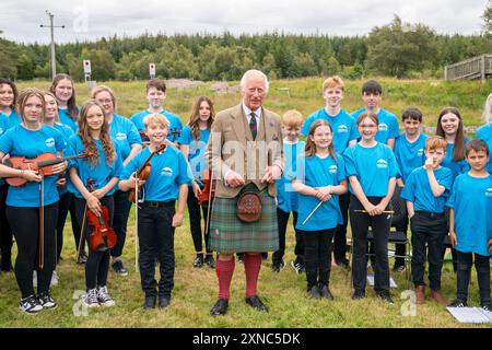 Re Carlo III incontra i membri del Feis Air un gruppo musicale della comunità Oir durante la sua visita al Forsinard Flows Visitor Centre di Forsinard, Highland, che è stato recentemente riconosciuto Patrimonio dell'Umanità, per incontrare il personale della Flow Country Partnership, i residenti locali, le famiglie e i giovani. Data foto: Mercoledì 31 luglio 2024. Foto Stock