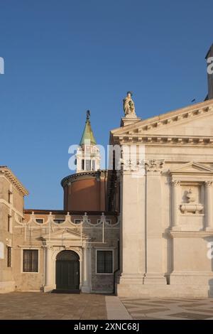 Ingresso all'Abbazia di San Giorgio maggiore, accanto alla chiesa del Palladio di San Giorgio maggiore, Foto Stock