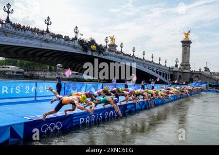 Parigi, Francia. 31 luglio 2024. Parigi, Francia, 31 luglio 2024. I concorrenti si tuffano nella Senna all'inizio dell'evento di triathlon maschile durante le Olimpiadi estive di Parigi 2024 a Parigi, Francia, mercoledì 31 luglio 2024. Foto di Paul Hanna/UPI credito: UPI/Alamy Live News Foto Stock