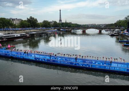 Parigi, Francia. 31 luglio 2024. Parigi, Francia, 31 luglio 2024. Le atlete si tuffano nella Senna all'inizio dell'evento di triathlon femminile durante i Giochi Olimpici estivi di Parigi 2024 a Parigi, Francia, mercoledì 31 luglio 2024. Foto di Paul Hanna/UPI credito: UPI/Alamy Live News Foto Stock