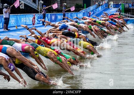 Parigi, Francia. 31 luglio 2024. Parigi, Francia, 31 luglio 2024. I concorrenti si tuffano nella Senna all'inizio dell'evento di triathlon maschile durante le Olimpiadi estive di Parigi 2024 a Parigi, Francia, mercoledì 31 luglio 2024. Foto di Paul Hanna/UPI credito: UPI/Alamy Live News Foto Stock