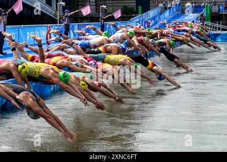 Parigi, Francia. 31 luglio 2024. Parigi, Francia, 31 luglio 2024. I concorrenti si tuffano nella Senna all'inizio dell'evento di triathlon maschile durante le Olimpiadi estive di Parigi 2024 a Parigi, Francia, mercoledì 31 luglio 2024. Foto di Paul Hanna/UPI credito: UPI/Alamy Live News Foto Stock