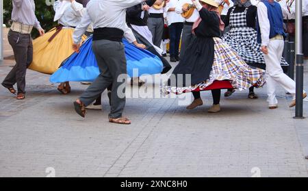 Ballerini locali in abiti tradizionali a un pubblico del festival delle Canarie con motion blur Foto Stock