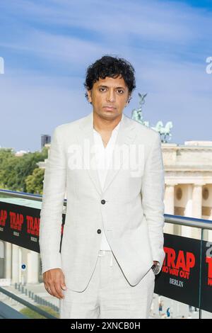 Photocall - TRAP No Way Out M. Night Shyamalan beim Photocall zum Kinofilm TRAP - No Way Out auf der Terrasse der Akademie der Künste mit dem Blick auf das Brandenburger Tor AM 31.07.2024 a Berlino. *** Photocall TRAP No Way Out M Night Shyamalan al photocall per la TRAPPOLA del film No Way Out sulla terrazza dell'Akademie der Künste con vista sulla porta di Brandeburgo al 31 07 2024 a Berlino Copyright: XEventpressxKochanx Foto Stock