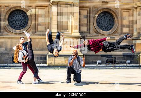 Edimburgo, Regno Unito. 31 luglio 2024 nella foto: Piena di umorismo, passione e anima, Dance N’ Speak si immerge facilmente nell’essenza liberatrice della New York melting-pot, intrecciando i ritmi dell’America Latina, il fascino dell’atteggiamento italiano e le armonie animate dei migranti irlandesi. Lo spettacolo si svolge dal 1° al 26 agosto alle 15:25 nella McEwan Hall come parte dell'Edinburgh Fringe Festival. Crediti: Rich Dyson/Alamy Live News Foto Stock