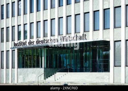 Colonia, Germania luglio 29 2024: Costruzione dell'Istituto economico tedesco nel kunibertsviertel sulle rive del reno a colonia Foto Stock