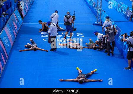 Parigi, Francia. 31 luglio 2024. I concorrenti crollano dopo aver attraversato il traguardo nel triathlon maschile durante le Olimpiadi estive di Parigi 2024 a Parigi, Francia, mercoledì 31 luglio 2024. Foto di Paul Hanna/UPI credito: UPI/Alamy Live News Foto Stock