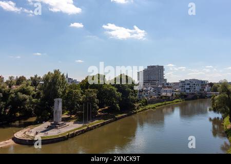 Vista dalla piattaforma di osservazione del Danubio che divide Ulma e nuova Ulma, in estate Foto Stock