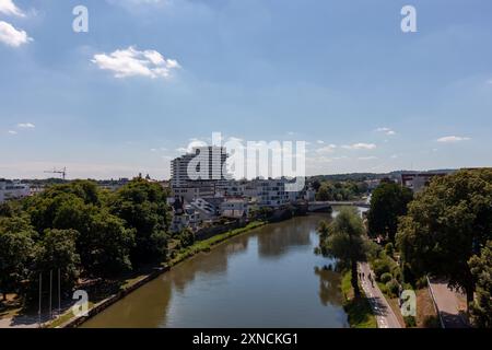 Vista dalla piattaforma di osservazione del Danubio che divide Ulma e nuova Ulma, in estate Foto Stock