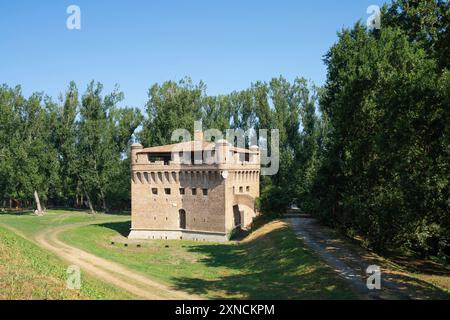 Stellata, Ferrara, Italia. 27 20 luglio 2024. La fortezza medievale di Possente sulle rive del po Foto Stock