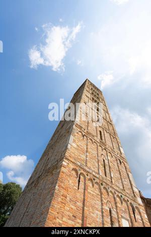 Pomposa, Italia. 27 luglio 2024. Vista panoramica della basilica di Pomposa Foto Stock