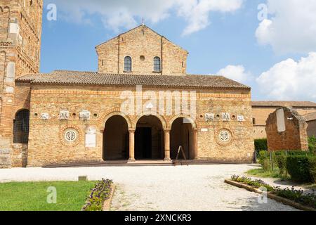 Pomposa, Italia. 27 luglio 2024. Vista panoramica della basilica di Pomposa Foto Stock