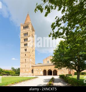 Pomposa, Italia. 27 luglio 2024. Vista panoramica della basilica di Pomposa Foto Stock