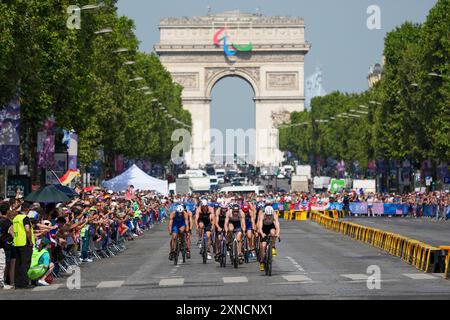 Parigi, Francia. 31 luglio 2024. I concorrenti corrono lungo gli Champs-Elysees di fronte all'Arco di Trionfo durante il triathlon maschile durante i Giochi Olimpici estivi di Parigi 2024 a Parigi, Francia, mercoledì 31 luglio 2024. Foto di Paul Hanna/UPI credito: UPI/Alamy Live News Foto Stock