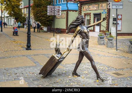 Russia, Zelenogradsk - 4 ottobre 2021: Statua di bronzo Resort ragazza sulla strada pedonale Kurortny prospettiva Foto Stock