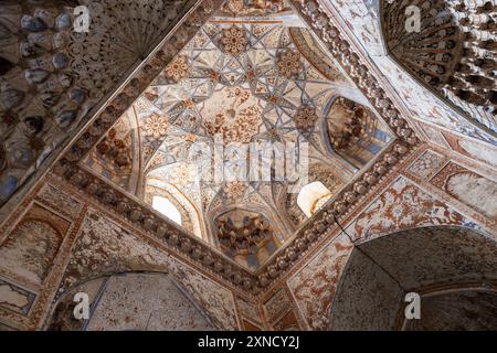 Dettaglio del soffitto della moschea invernale della Madrasa Abdulaziz Khan, un'antica madrassa a Bukhara, Uzbekistan. Fu costruito nel 1652-1654 Foto Stock