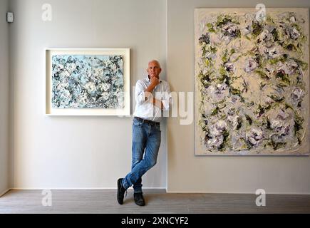 Edimburgo, Scozia, Regno Unito. 31 luglio 2024. Geoff Uglow con la sua arte. La mostra del festival Scottish Gallery, una mostra che mostra le opere dell'artista giapponese Koji Hatakeyama, le scatole di bronzo e i nuovi dipinti di Glasgow, formati dall'artista cornico Geoff Uglow. A partire da domani fino al 24 agosto Crediti: Craig Brown/Alamy Live News Foto Stock