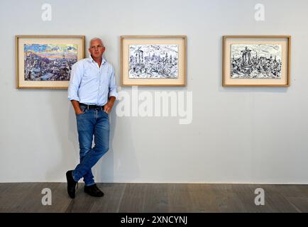 Edimburgo, Scozia, Regno Unito. 31 luglio 2024. Geoff Uglow con la sua arte. La mostra del festival Scottish Gallery, una mostra che mostra le opere dell'artista giapponese Koji Hatakeyama, le scatole di bronzo e i nuovi dipinti di Glasgow, formati dall'artista cornico Geoff Uglow. A partire da domani fino al 24 agosto Crediti: Craig Brown/Alamy Live News Foto Stock