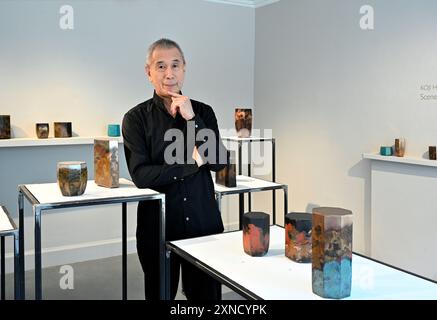 Edimburgo, Scozia, Regno Unito. 31 luglio 2024. L'artista giapponese Koji Hatakeyama con la sua arte. La mostra del festival Scottish Gallery, una mostra che mostra le opere dell'artista giapponese Koji Hatakeyama, le scatole di bronzo e i nuovi dipinti di Glasgow, formati dall'artista cornico Geoff Uglow. A partire da domani fino al 24 agosto Crediti: Craig Brown/Alamy Live News Foto Stock