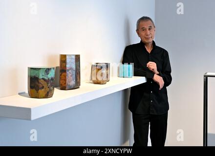 Edimburgo, Scozia, Regno Unito. 31 luglio 2024. L'artista giapponese Koji Hatakeyama con la sua arte. La mostra del festival Scottish Gallery, una mostra che mostra le opere dell'artista giapponese Koji Hatakeyama, le scatole di bronzo e i nuovi dipinti di Glasgow, formati dall'artista cornico Geoff Uglow. A partire da domani fino al 24 agosto Crediti: Craig Brown/Alamy Live News Foto Stock