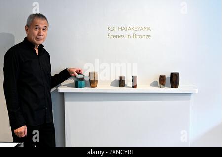 Edimburgo, Scozia, Regno Unito. 31 luglio 2024. L'artista giapponese Koji Hatakeyama con la sua arte. La mostra del festival Scottish Gallery, una mostra che mostra le opere dell'artista giapponese Koji Hatakeyama, le scatole di bronzo e i nuovi dipinti di Glasgow, formati dall'artista cornico Geoff Uglow. A partire da domani fino al 24 agosto Crediti: Craig Brown/Alamy Live News Foto Stock