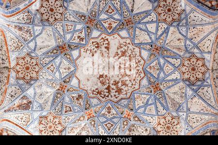 Decorazione del soffitto della moschea invernale di Abdulaziz Khan Madrasah, un'antica madrassah a Bukhara, Uzbekistan. Fu costruito nel 1652-1654 Foto Stock